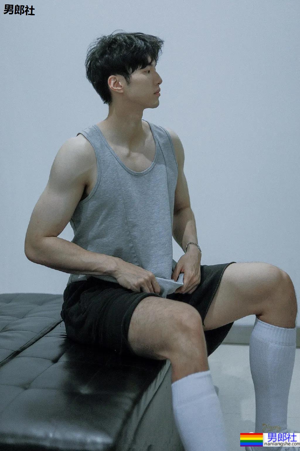 长腿腹肌小哥更衣室被拍，是你男朋友的理想型吗？ - 51虹马