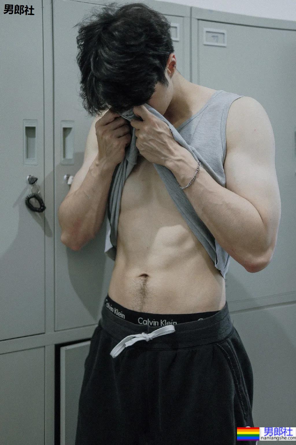长腿腹肌小哥更衣室被拍，是你男朋友的理想型吗？ - 51虹马