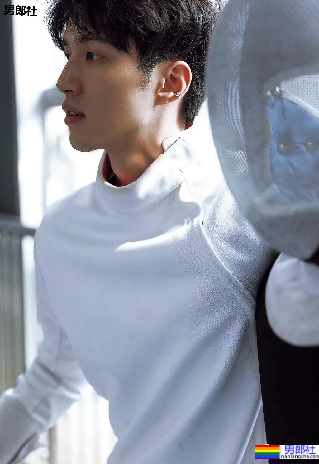 长腿腹肌小哥更衣室被拍，是你男朋友的理想型吗？ - 51虹马