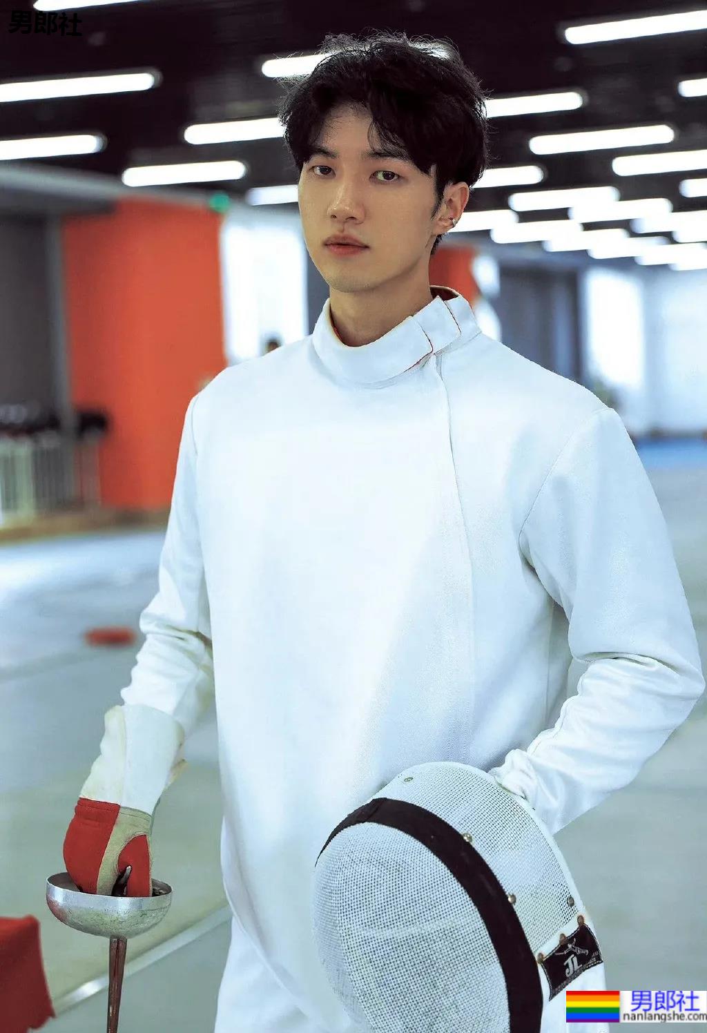 长腿腹肌小哥更衣室被拍，是你男朋友的理想型吗？ - 51虹马