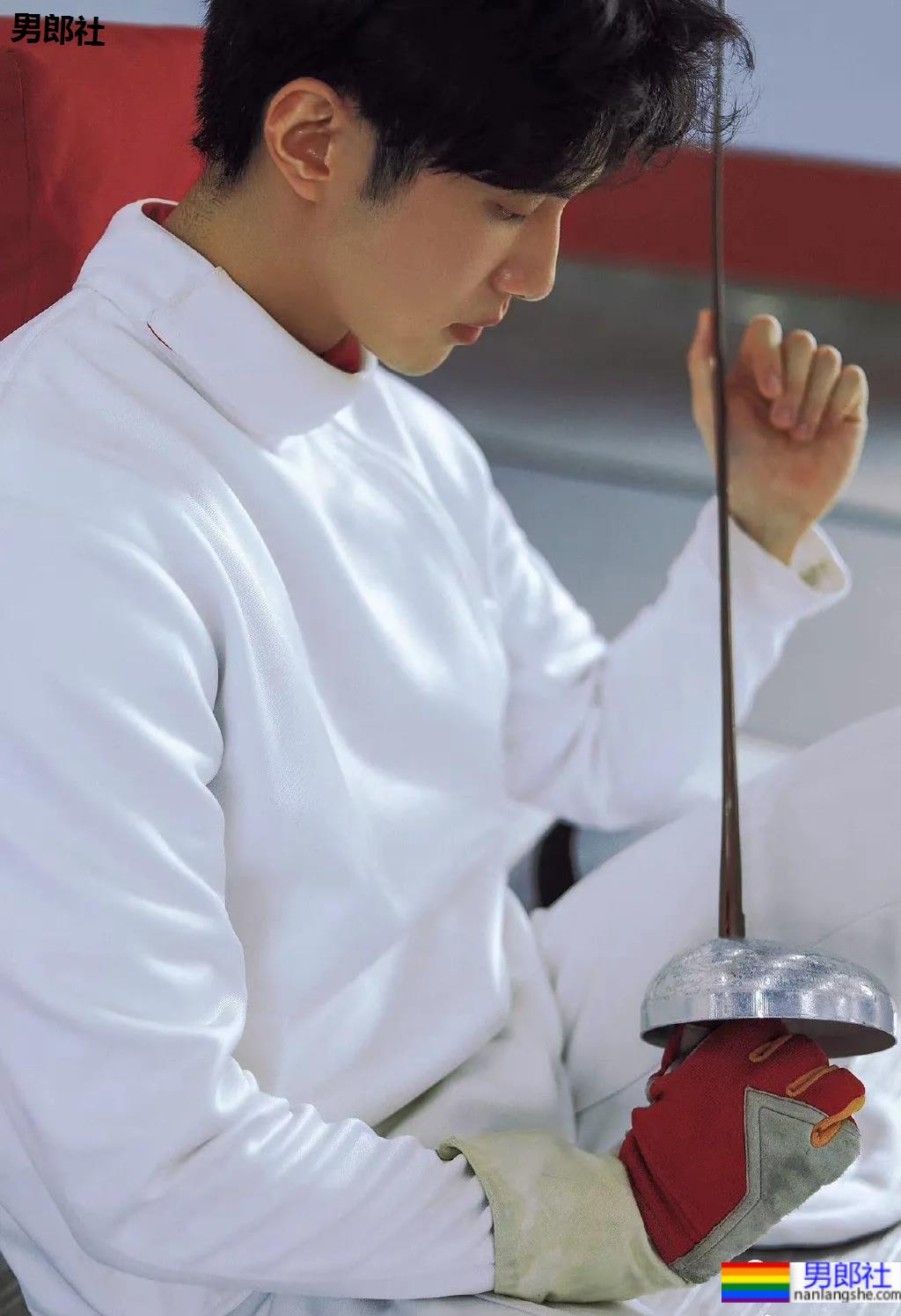 长腿腹肌小哥更衣室被拍，是你男朋友的理想型吗？ - 51虹马