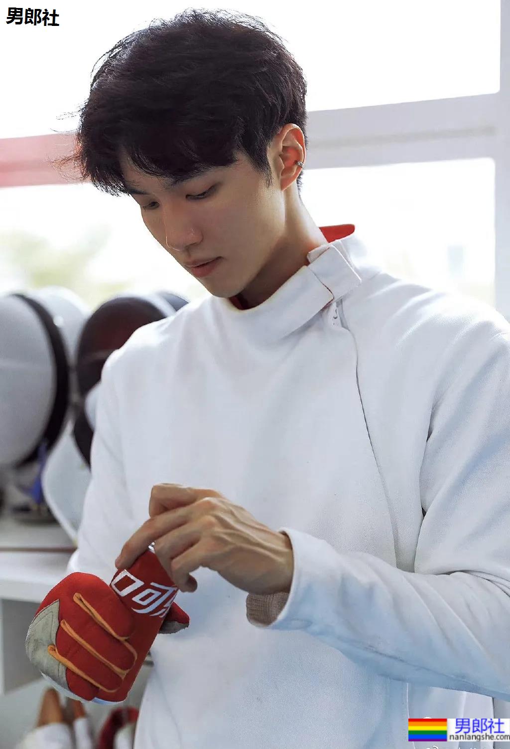 长腿腹肌小哥更衣室被拍，是你男朋友的理想型吗？ - 51虹马