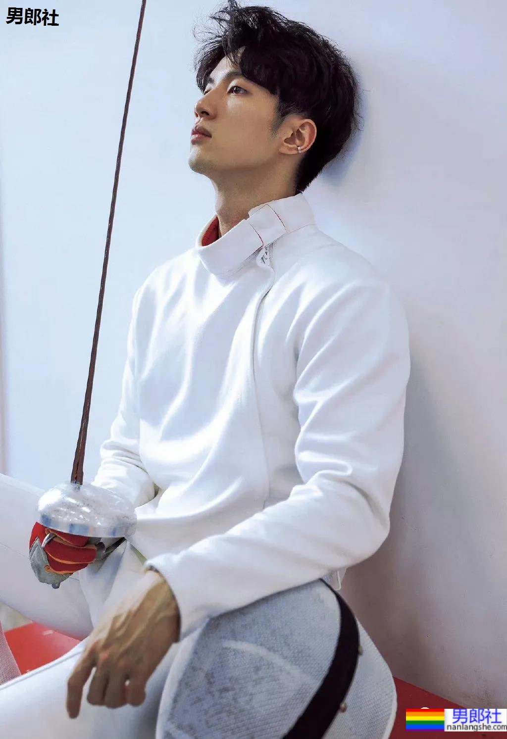 长腿腹肌小哥更衣室被拍，是你男朋友的理想型吗？ - 51虹马