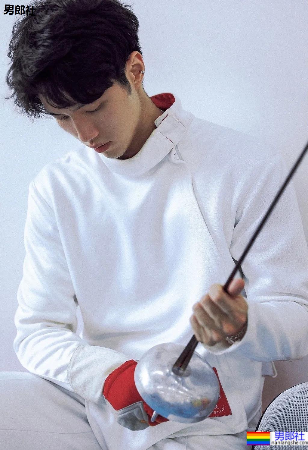 长腿腹肌小哥更衣室被拍，是你男朋友的理想型吗？ - 51虹马