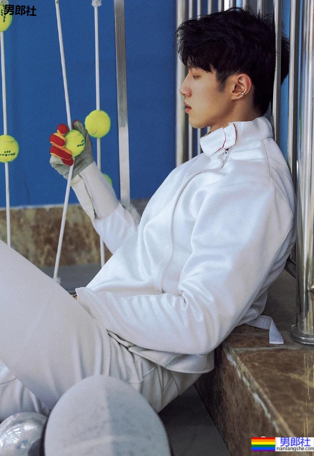 长腿腹肌小哥更衣室被拍，是你男朋友的理想型吗？ - 51虹马