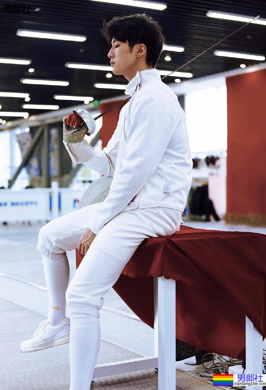 长腿腹肌小哥更衣室被拍，是你男朋友的理想型吗？ - 51虹马