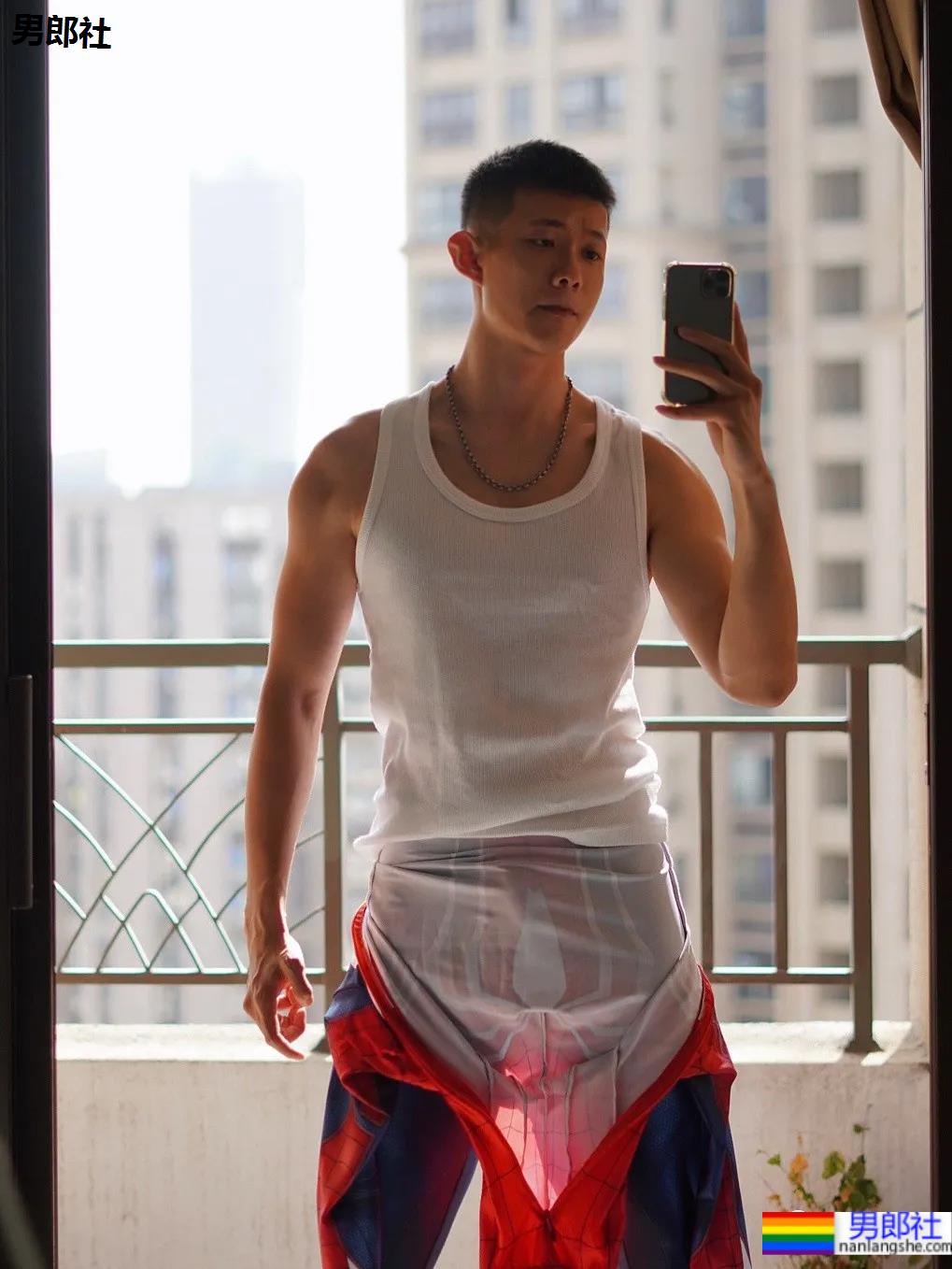 寸头痞帅小叔爱穿蜘蛛服紧身衣，这身材也太好看了吧！ - 51虹马