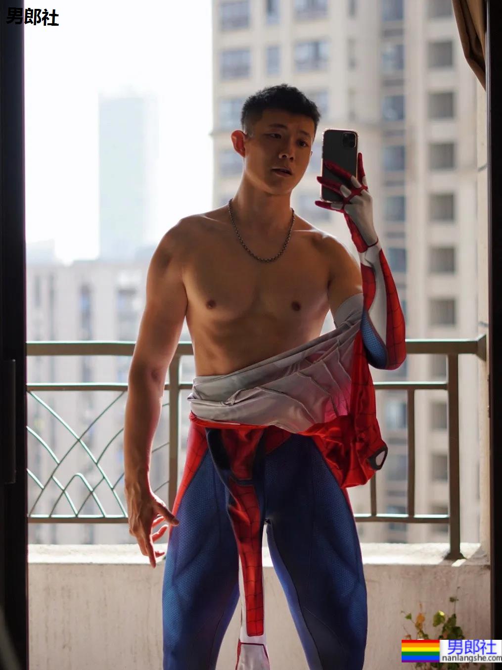 寸头痞帅小叔爱穿蜘蛛服紧身衣，这身材也太好看了吧！ - 51虹马