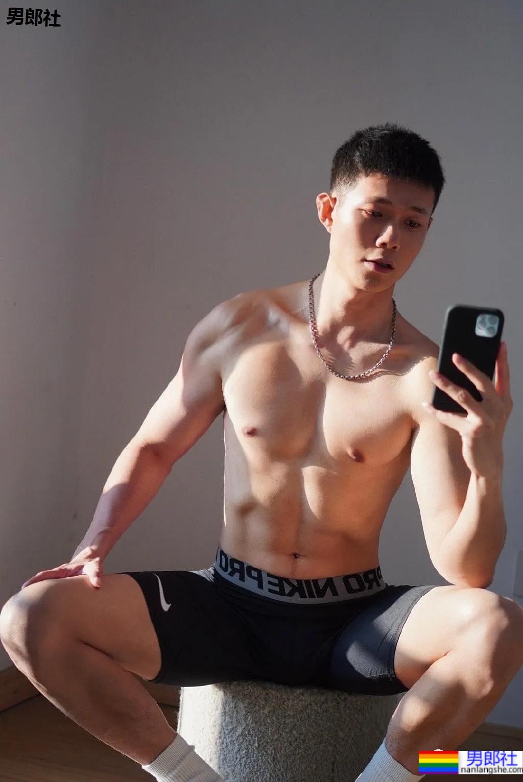 寸头痞帅小叔爱穿蜘蛛服紧身衣，这身材也太好看了吧！ - 51虹马