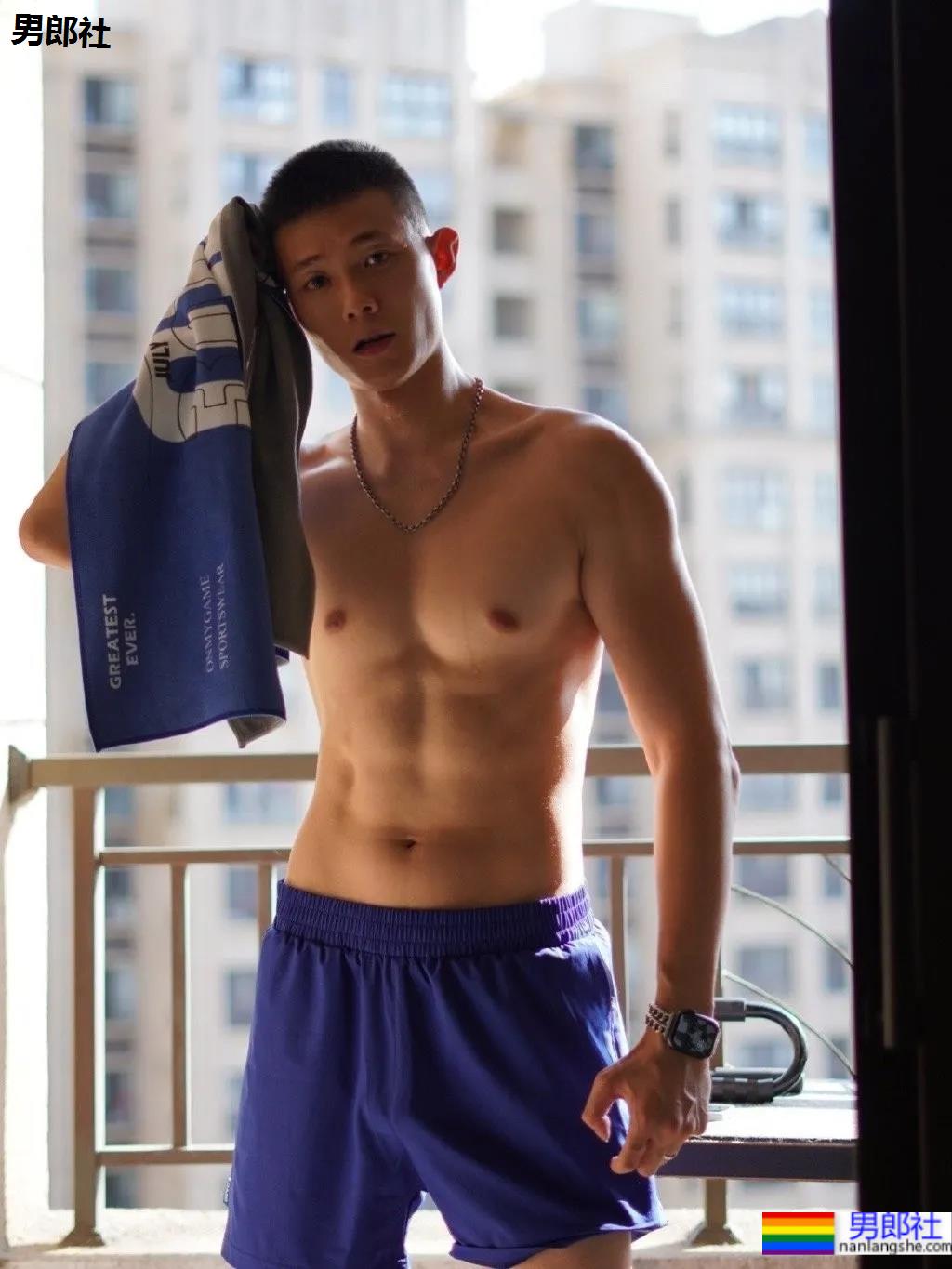 寸头痞帅小叔爱穿蜘蛛服紧身衣，这身材也太好看了吧！ - 51虹马