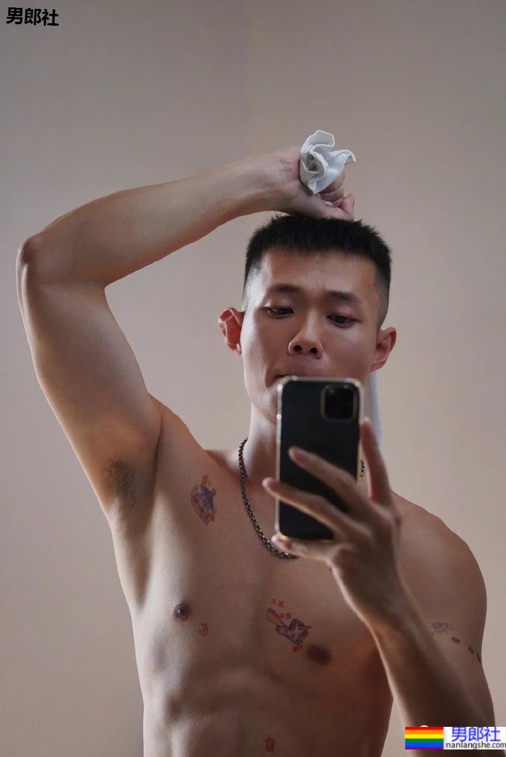 寸头痞帅小叔爱穿蜘蛛服紧身衣，这身材也太好看了吧！ - 51虹马