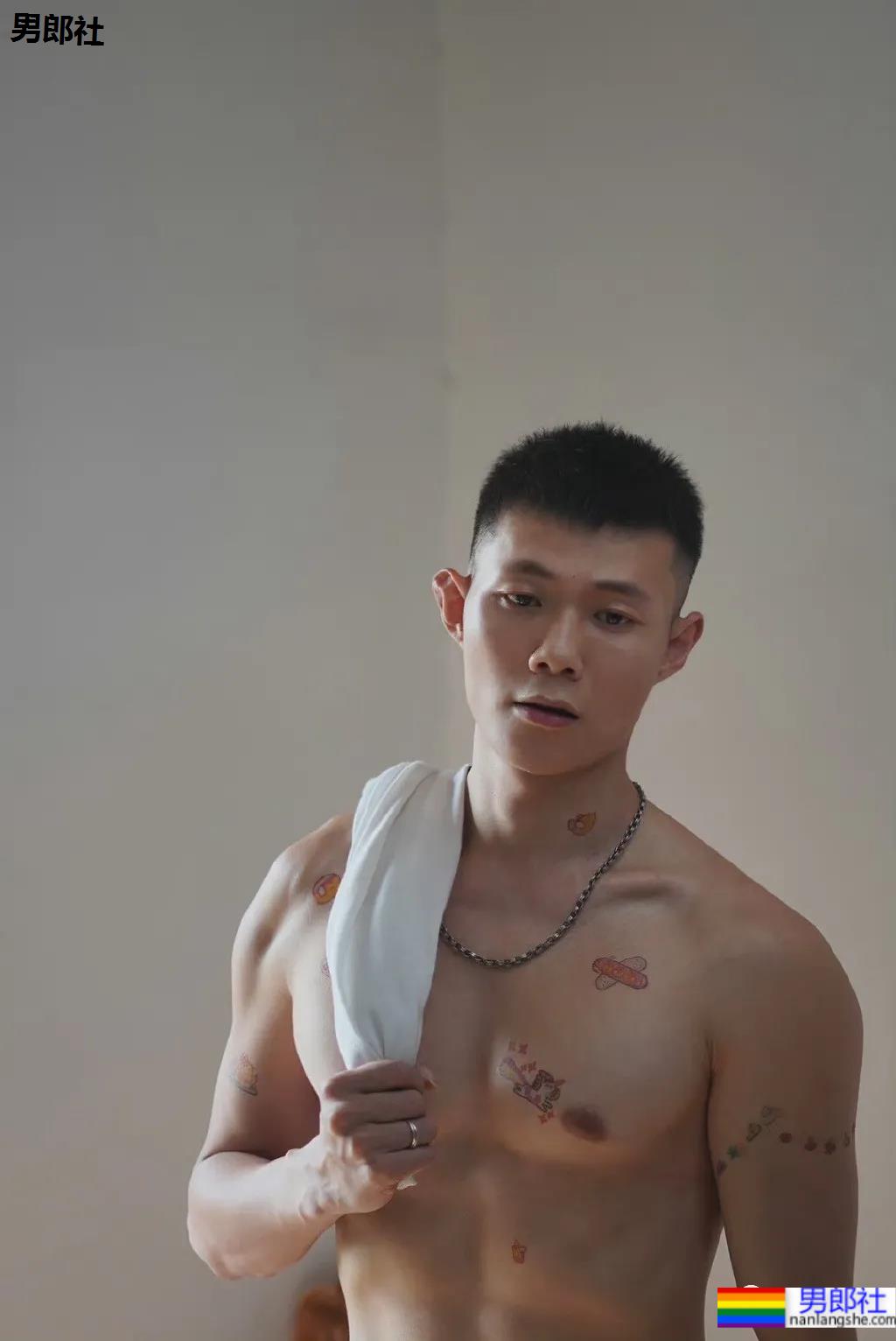 寸头痞帅小叔爱穿蜘蛛服紧身衣，这身材也太好看了吧！ - 51虹马