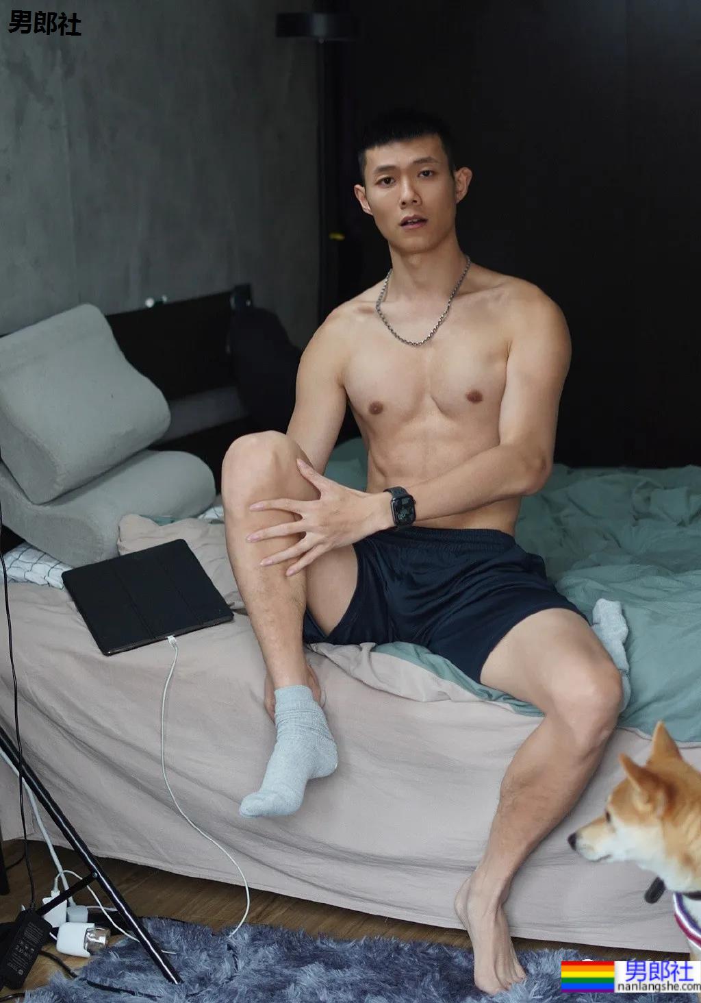 寸头痞帅小叔爱穿蜘蛛服紧身衣，这身材也太好看了吧！ - 51虹马