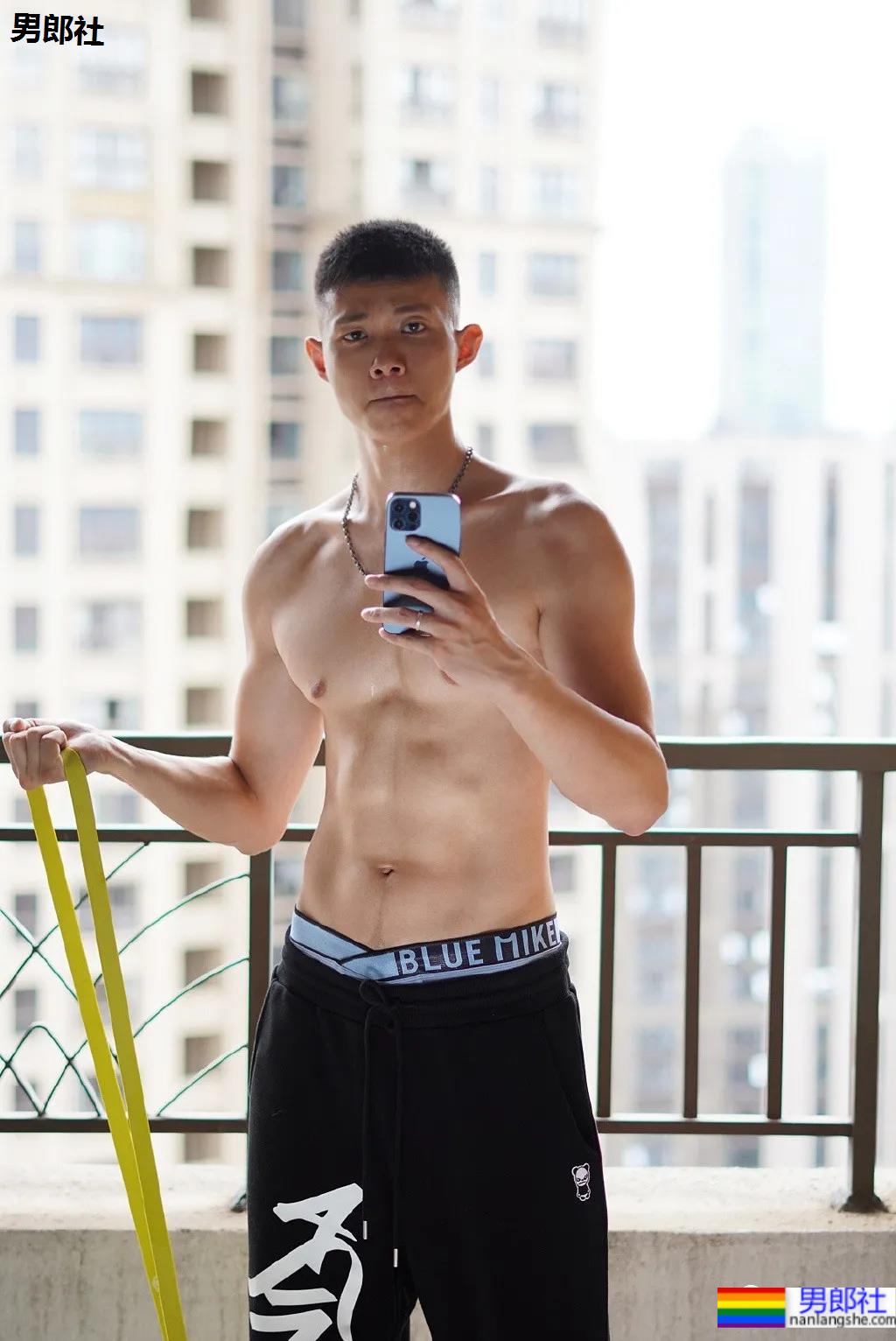 寸头痞帅小叔爱穿蜘蛛服紧身衣，这身材也太好看了吧！ - 51虹马