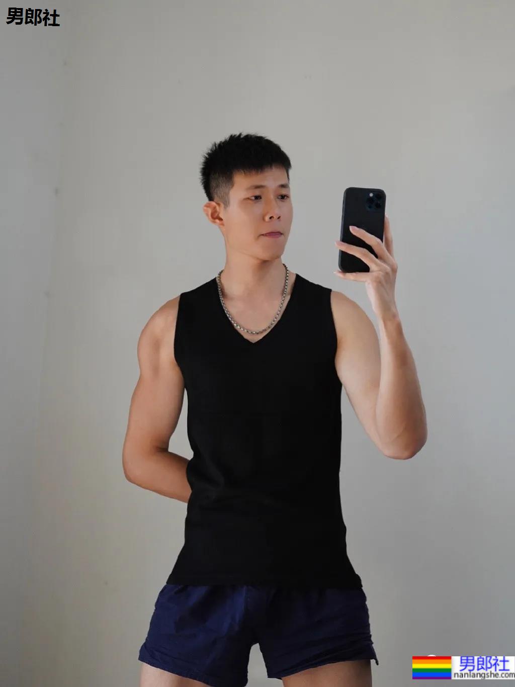 寸头痞帅小叔爱穿蜘蛛服紧身衣，这身材也太好看了吧！ - 51虹马