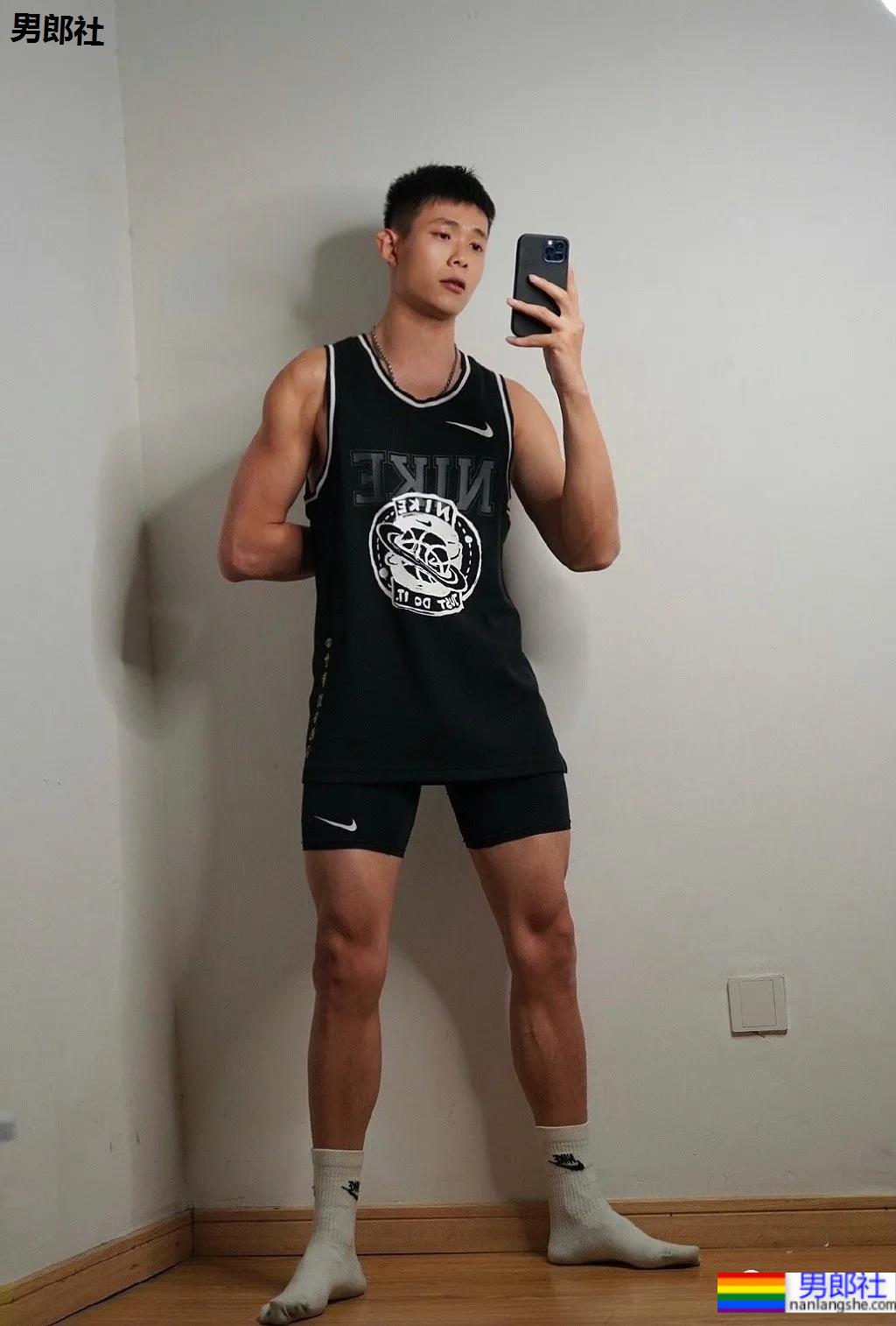 寸头痞帅小叔爱穿蜘蛛服紧身衣，这身材也太好看了吧！ - 51虹马