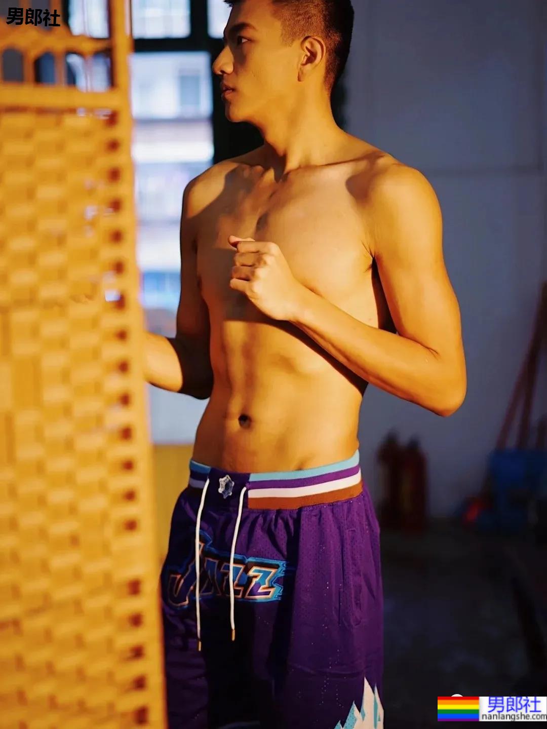 19岁寸头腹肌体育生,看到他就像看到了青春! - 51虹马 19岁寸头腹肌体育生,看到他就像看到了青春! - 51虹马