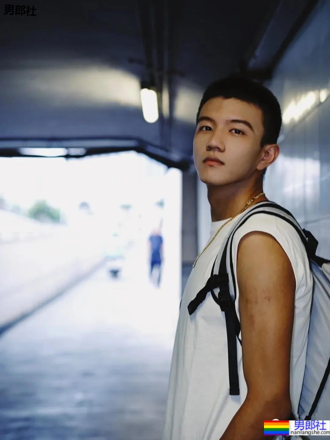 19岁寸头腹肌体育生,看到他就像看到了青春! - 51虹马 19岁寸头腹肌体育生,看到他就像看到了青春! - 51虹马