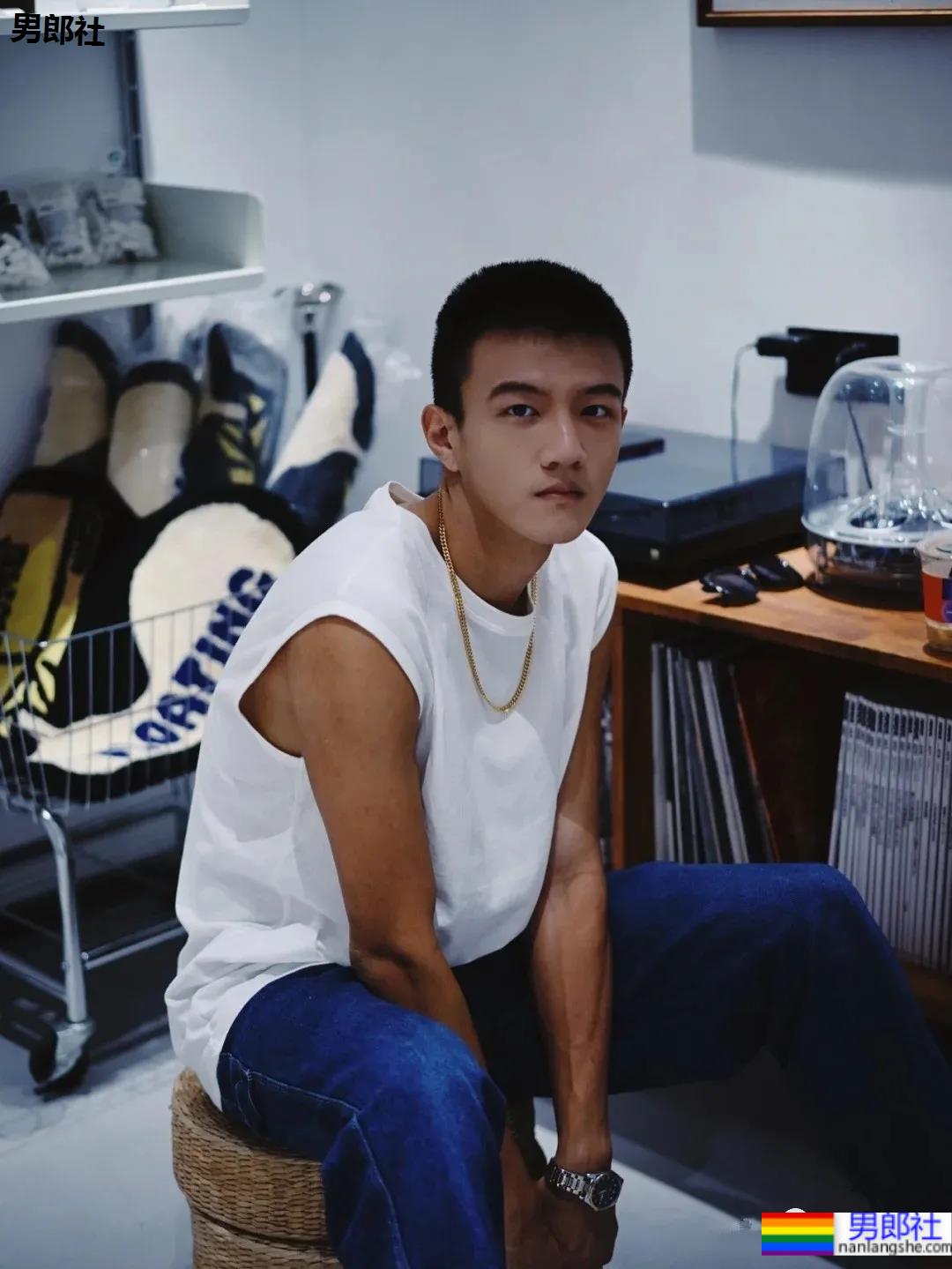 19岁寸头腹肌体育生,看到他就像看到了青春! - 51虹马 19岁寸头腹肌体育生,看到他就像看到了青春! - 51虹马