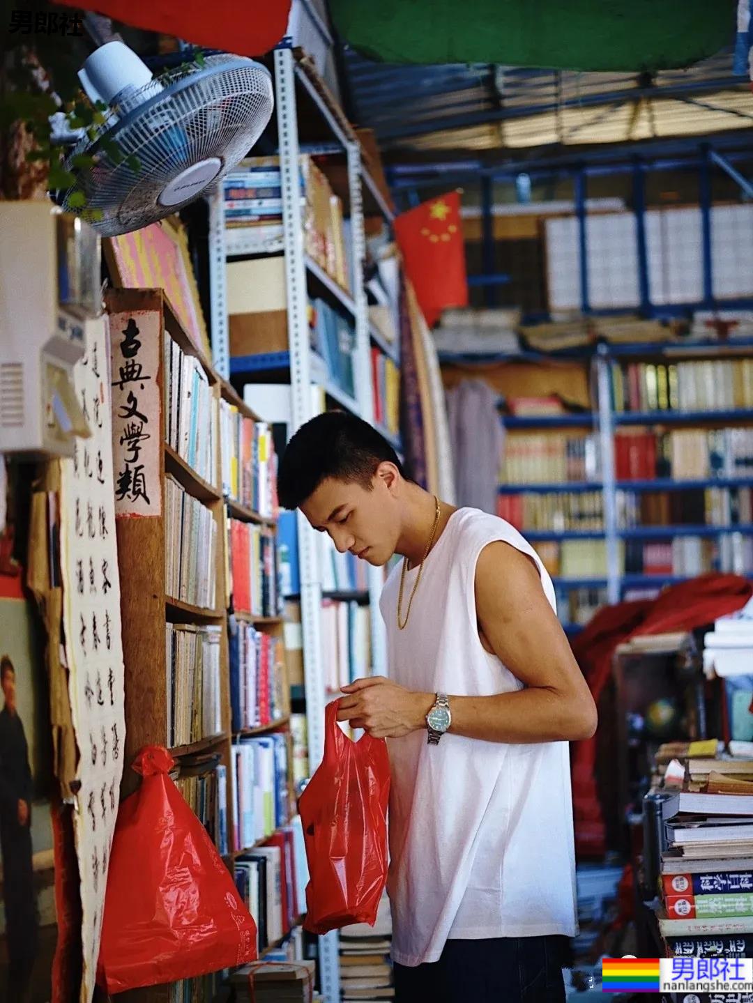 19岁寸头腹肌体育生,看到他就像看到了青春! - 51虹马 19岁寸头腹肌体育生,看到他就像看到了青春! - 51虹马