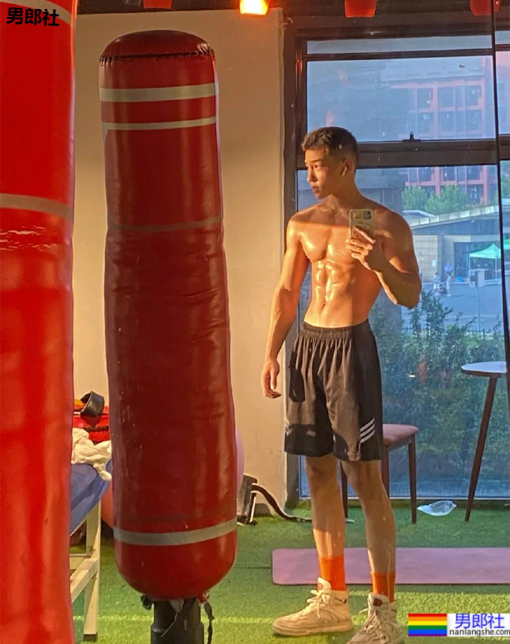 樊野19岁的迷弟,浙江的大学体育生,深受金主青睐 - 51虹马 樊野19岁的迷弟,浙江的大学体育生,深受金主青睐 - 51虹马