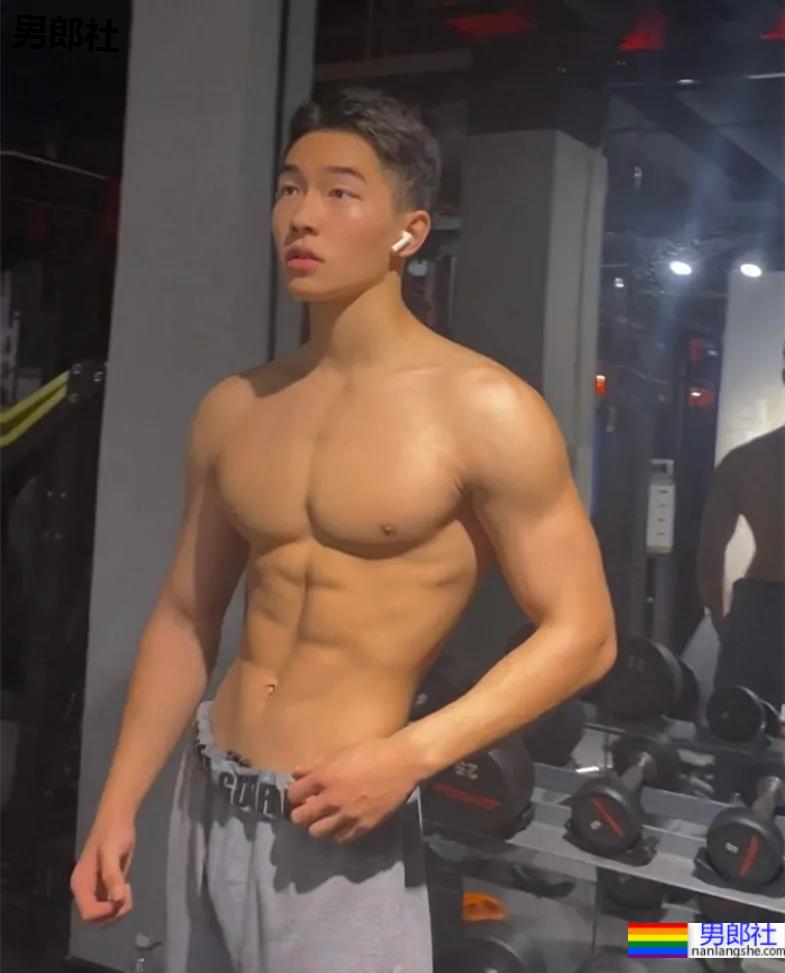 樊野19岁的迷弟,浙江的大学体育生,深受金主青睐 - 51虹马 樊野19岁的迷弟,浙江的大学体育生,深受金主青睐 - 51虹马