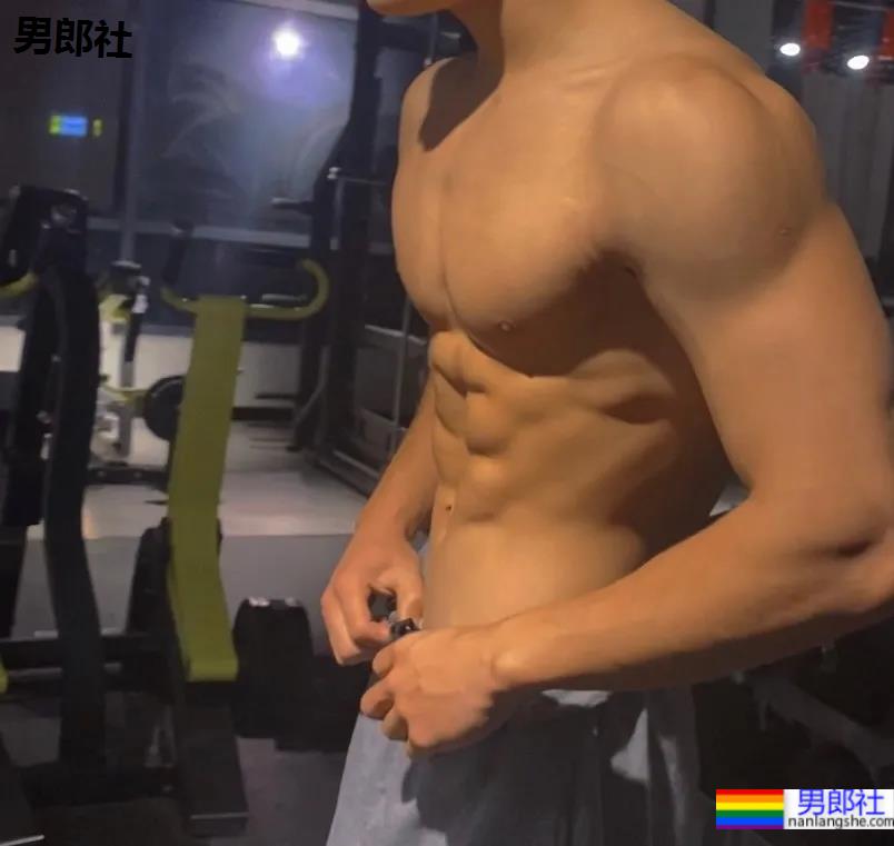 樊野19岁的迷弟,浙江的大学体育生,深受金主青睐 - 51虹马 樊野19岁的迷弟,浙江的大学体育生,深受金主青睐 - 51虹马