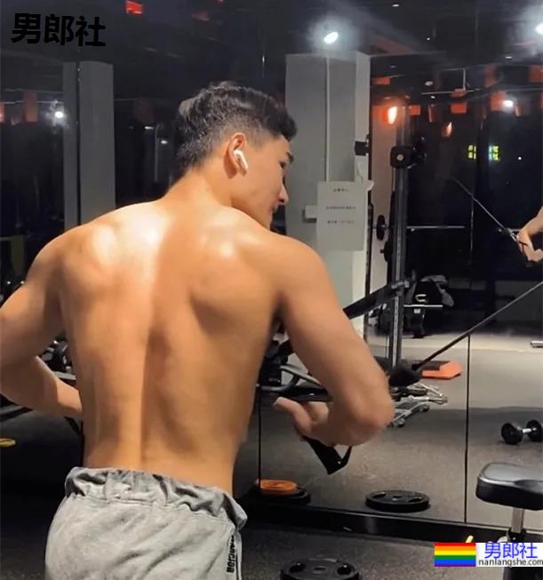 樊野19岁的迷弟,浙江的大学体育生,深受金主青睐 - 51虹马 樊野19岁的迷弟,浙江的大学体育生,深受金主青睐 - 51虹马