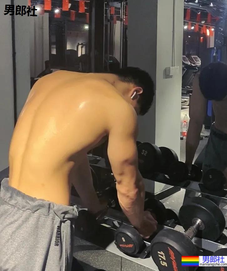 樊野19岁的迷弟,浙江的大学体育生,深受金主青睐 - 51虹马 樊野19岁的迷弟,浙江的大学体育生,深受金主青睐 - 51虹马