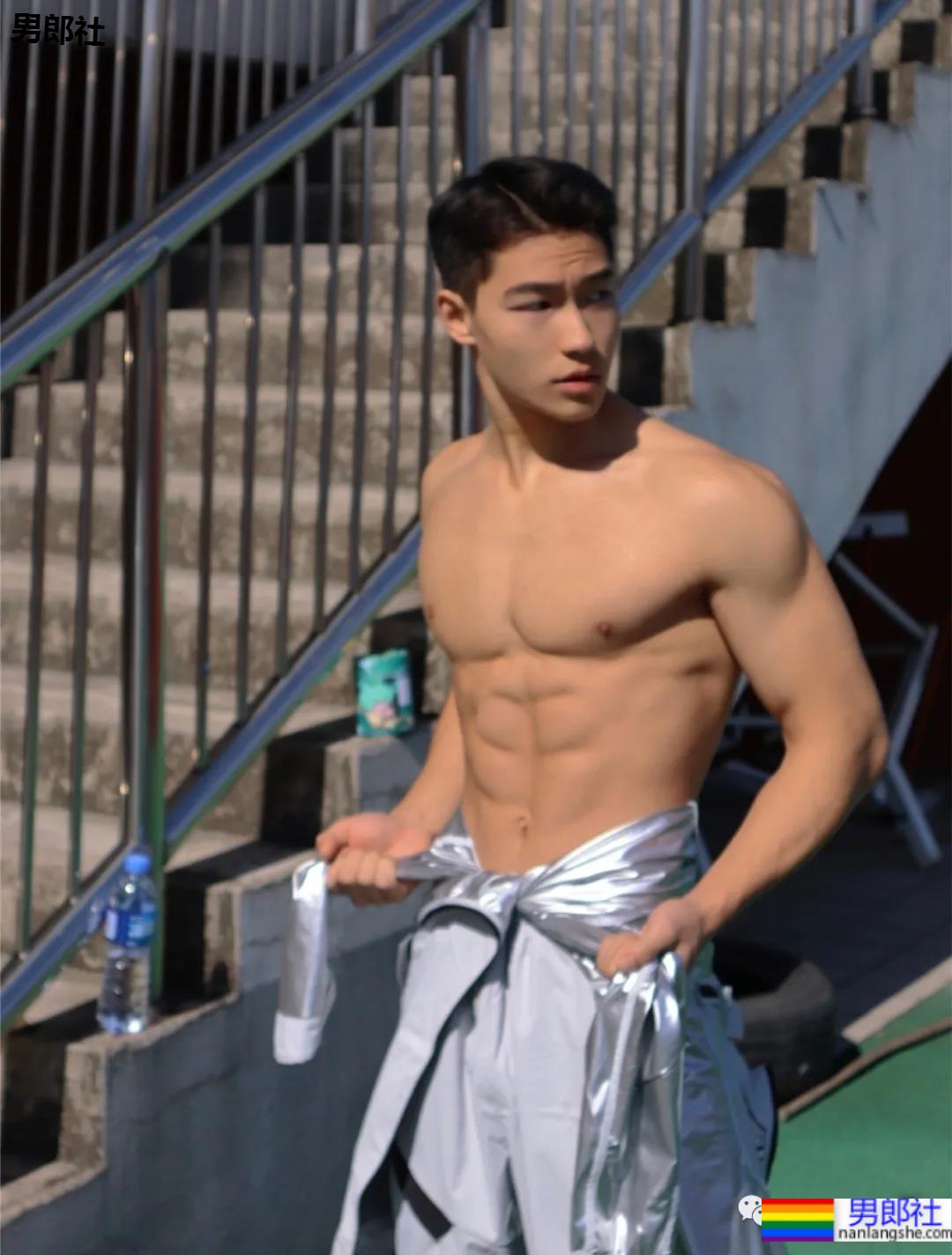 樊野19岁的迷弟,浙江的大学体育生,深受金主青睐 - 51虹马 樊野19岁的迷弟,浙江的大学体育生,深受金主青睐 - 51虹马