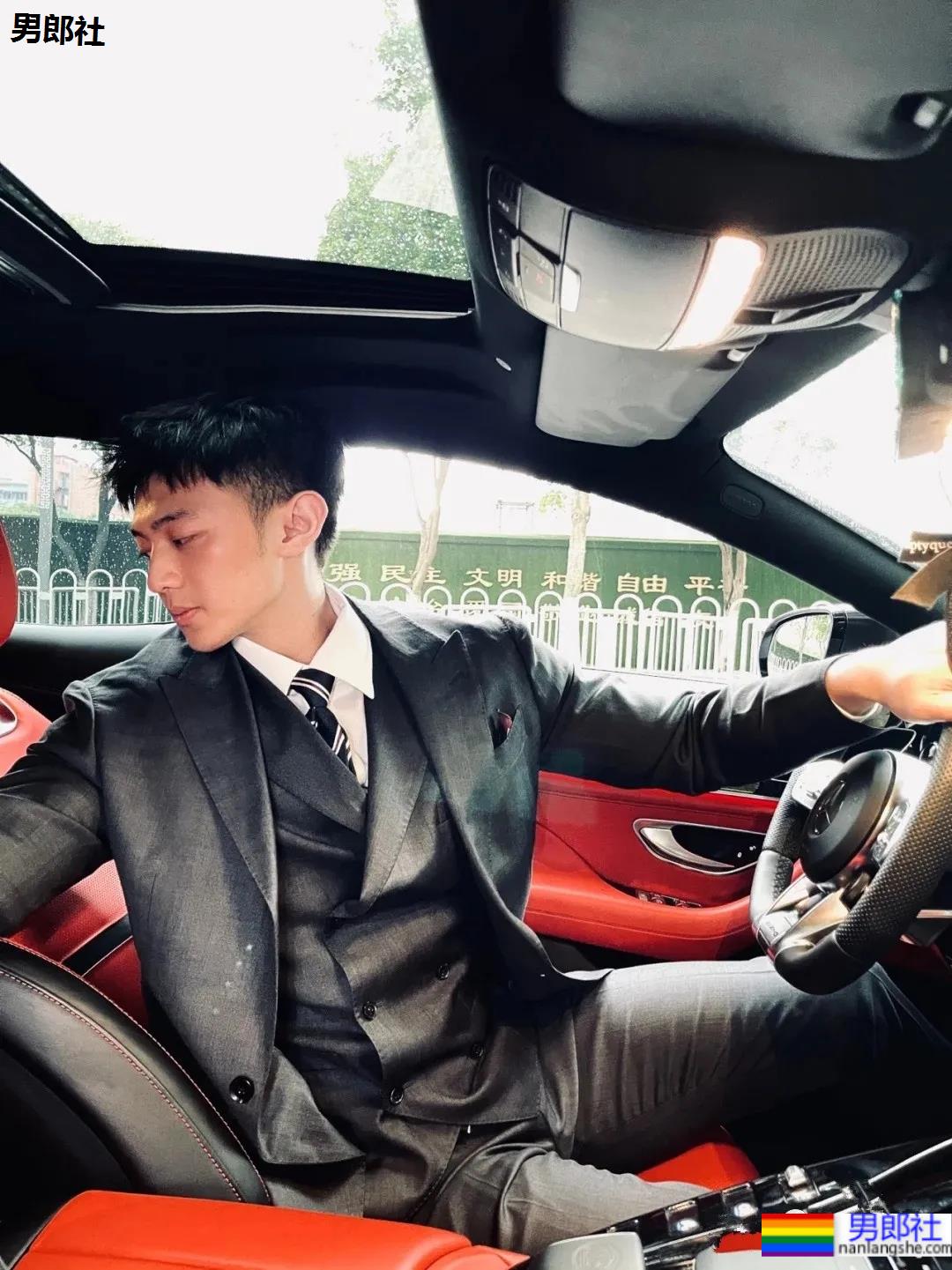 武汉长腿腹肌小哥，我听见了你馋哭的声音！-51虹马