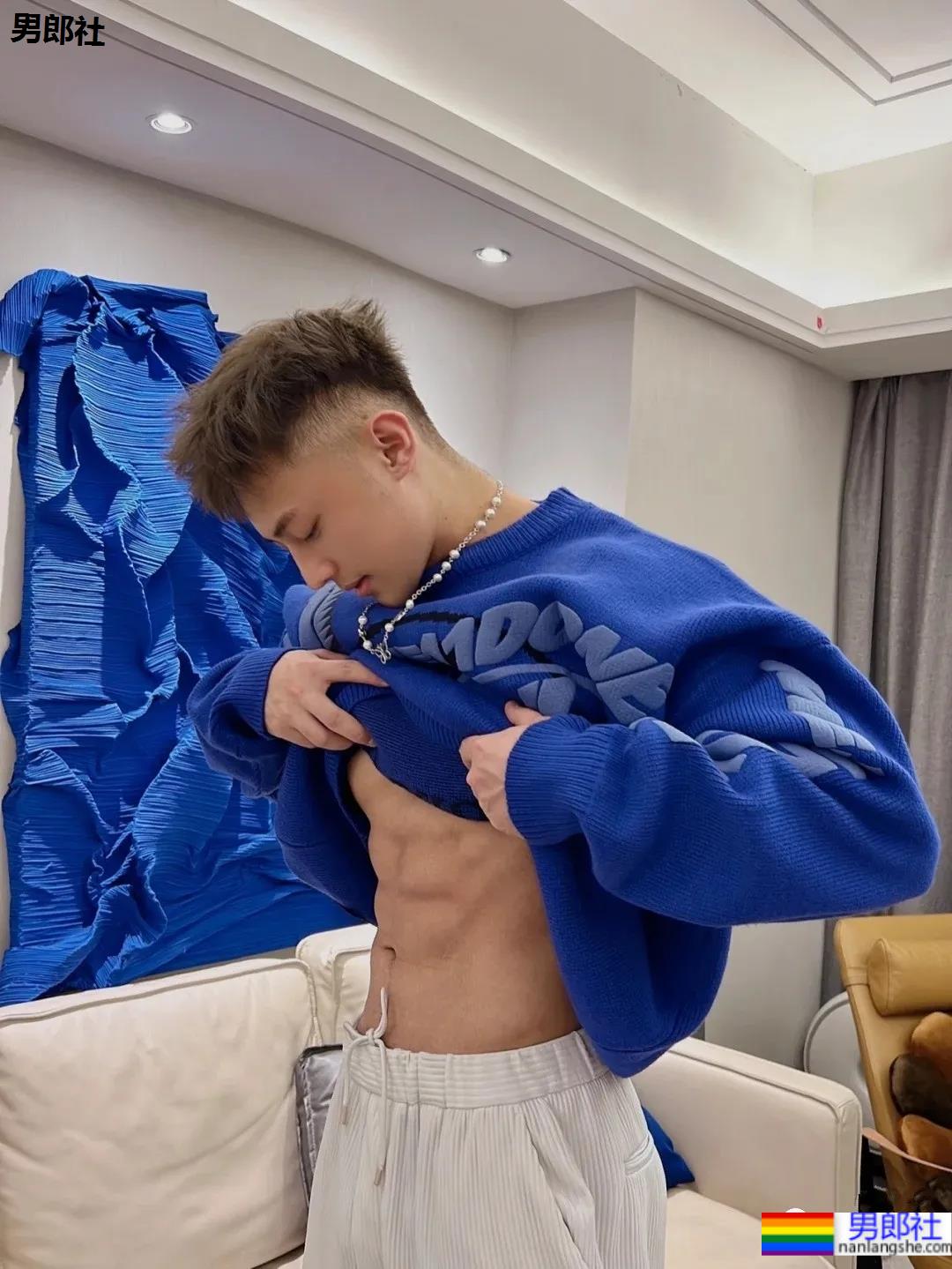 武汉长腿腹肌小哥，我听见了你馋哭的声音！ - 51虹马