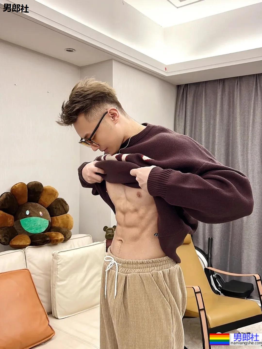 武汉长腿腹肌小哥，我听见了你馋哭的声音！ - 51虹马