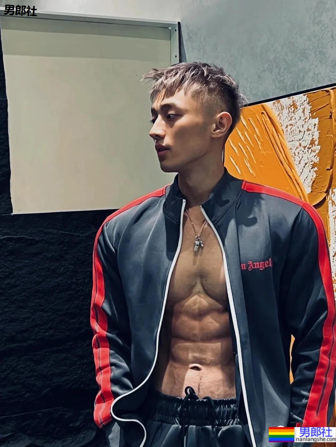 武汉长腿腹肌小哥，我听见了你馋哭的声音！ - 51虹马