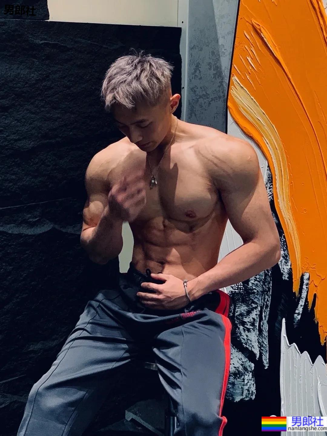 武汉长腿腹肌小哥，我听见了你馋哭的声音！ - 51虹马