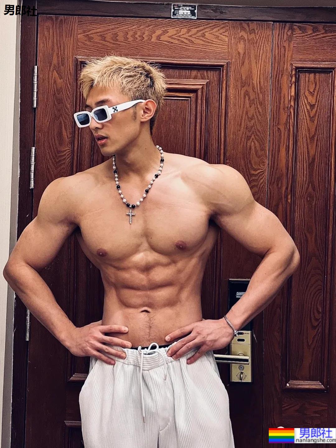 武汉长腿腹肌小哥，我听见了你馋哭的声音！ - 51虹马