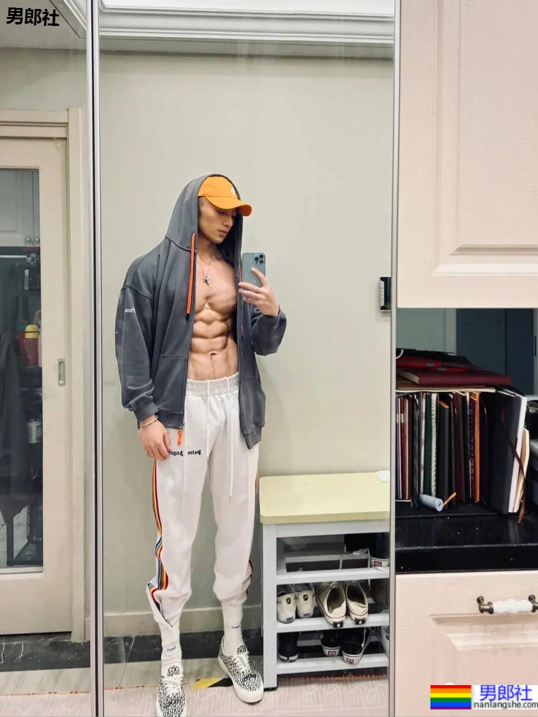 武汉长腿腹肌小哥，我听见了你馋哭的声音！ - 51虹马