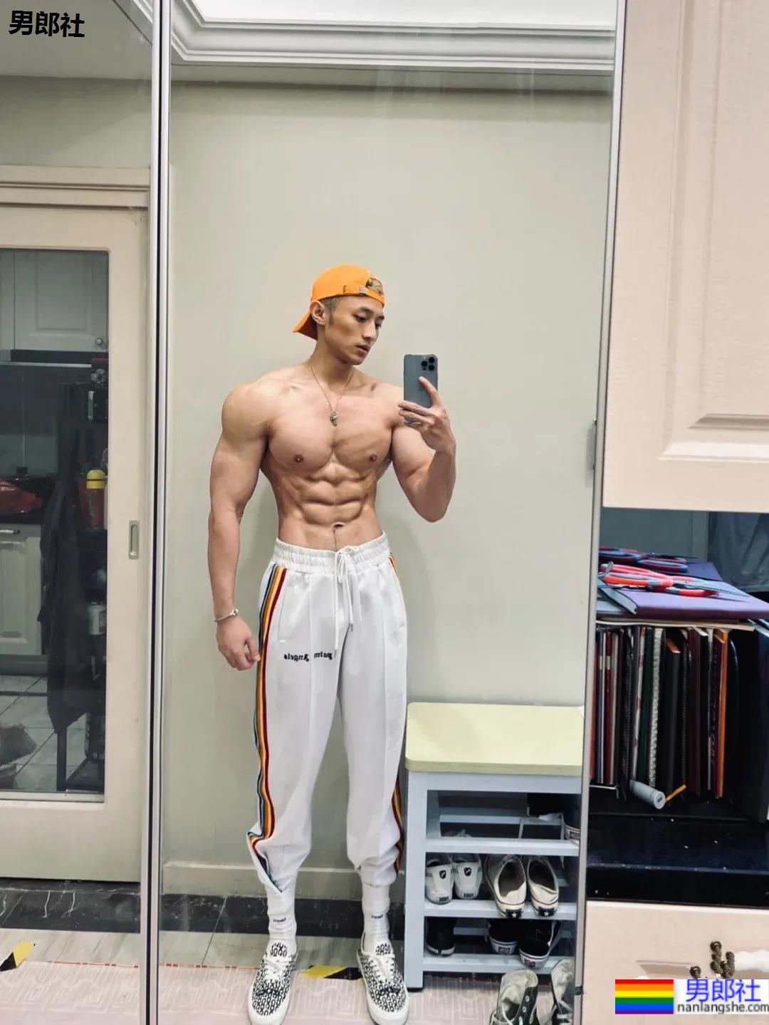 武汉长腿腹肌小哥，我听见了你馋哭的声音！ - 51虹马