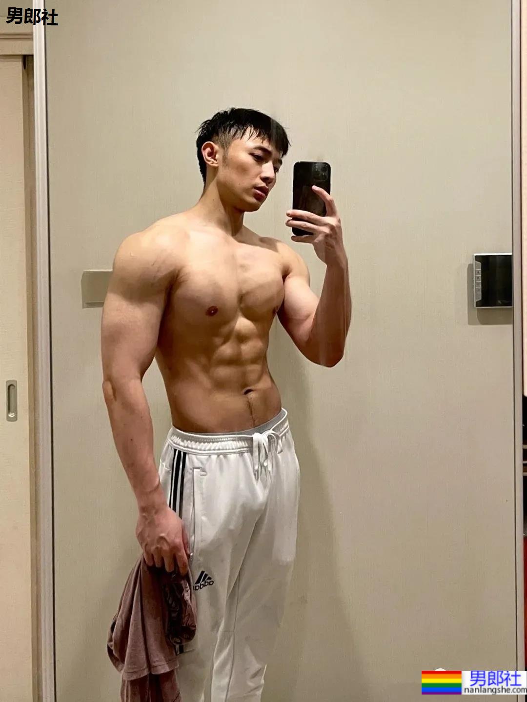 武汉长腿腹肌小哥，我听见了你馋哭的声音！ - 51虹马