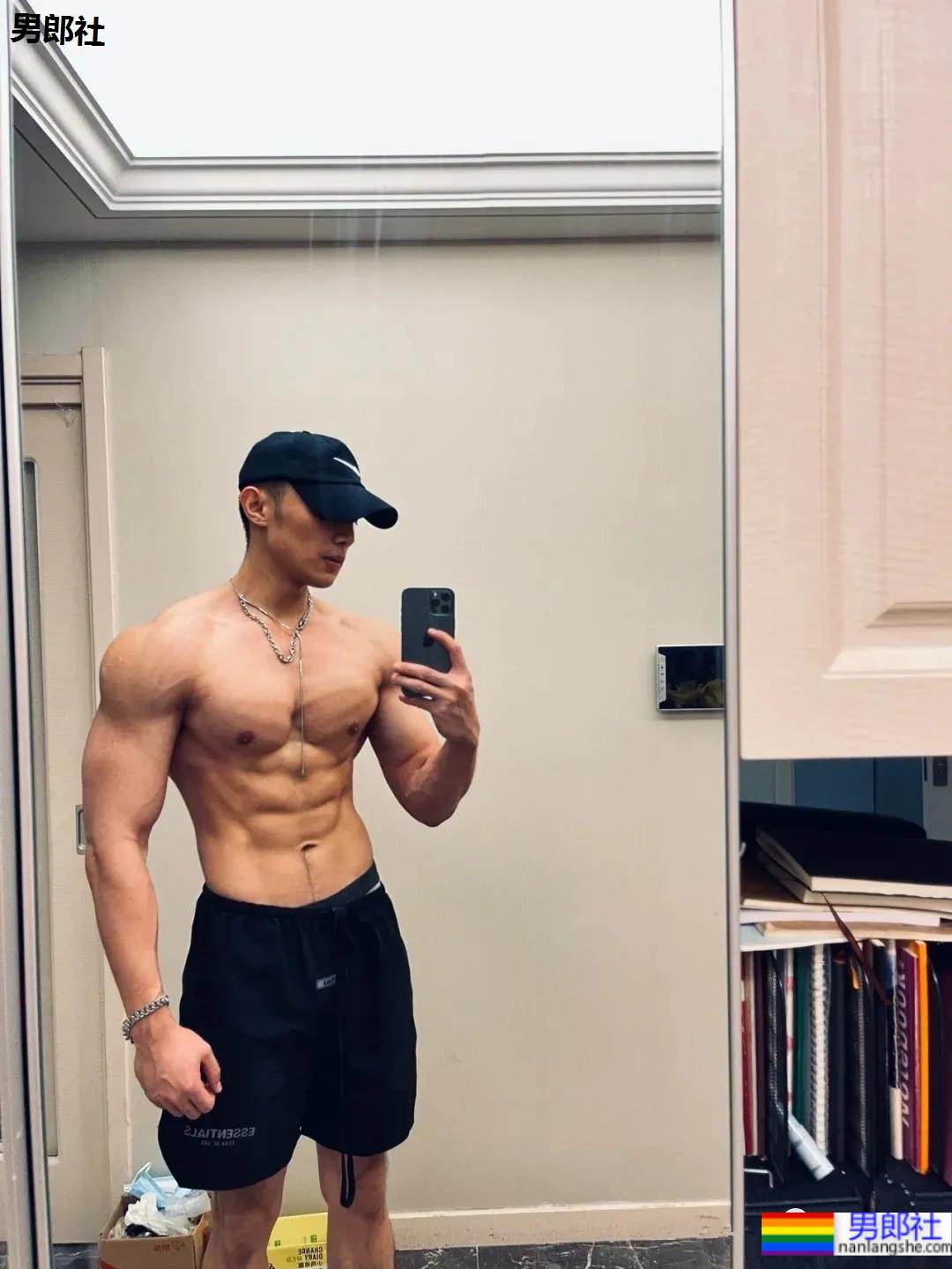 武汉长腿腹肌小哥，我听见了你馋哭的声音！ - 51虹马