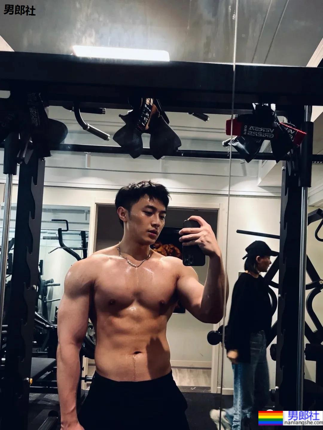 武汉长腿腹肌小哥，我听见了你馋哭的声音！ - 51虹马