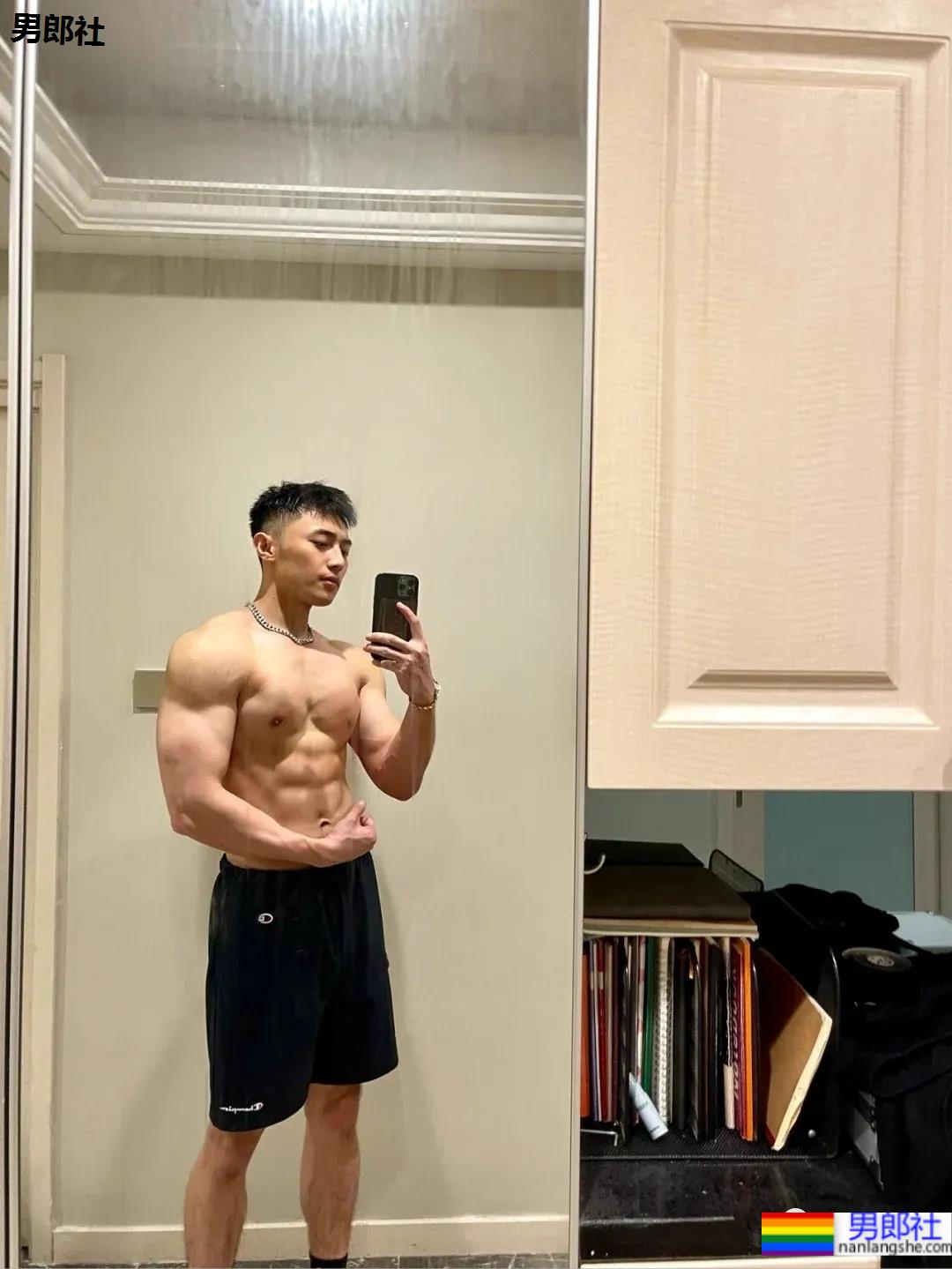 武汉长腿腹肌小哥，我听见了你馋哭的声音！ - 51虹马