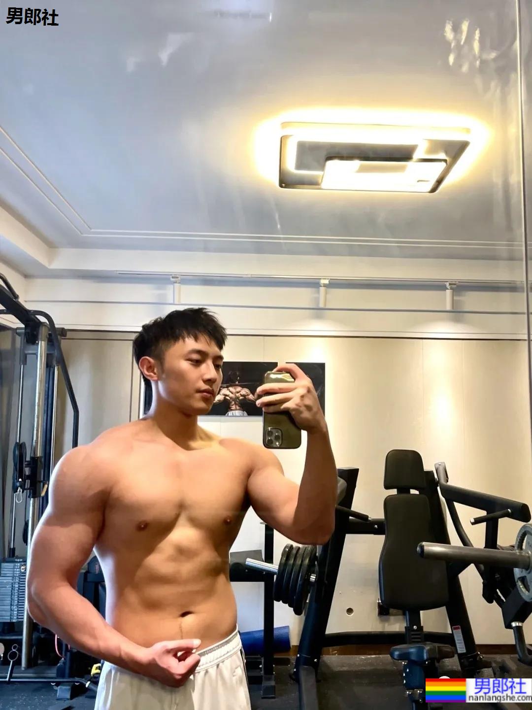 武汉长腿腹肌小哥，我听见了你馋哭的声音！ - 51虹马