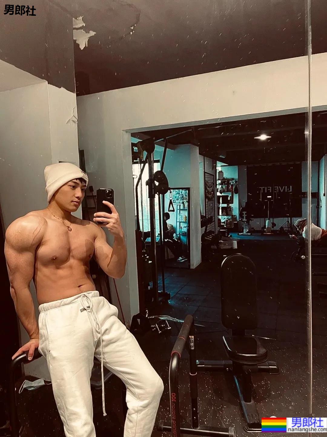 武汉长腿腹肌小哥，我听见了你馋哭的声音！ - 51虹马