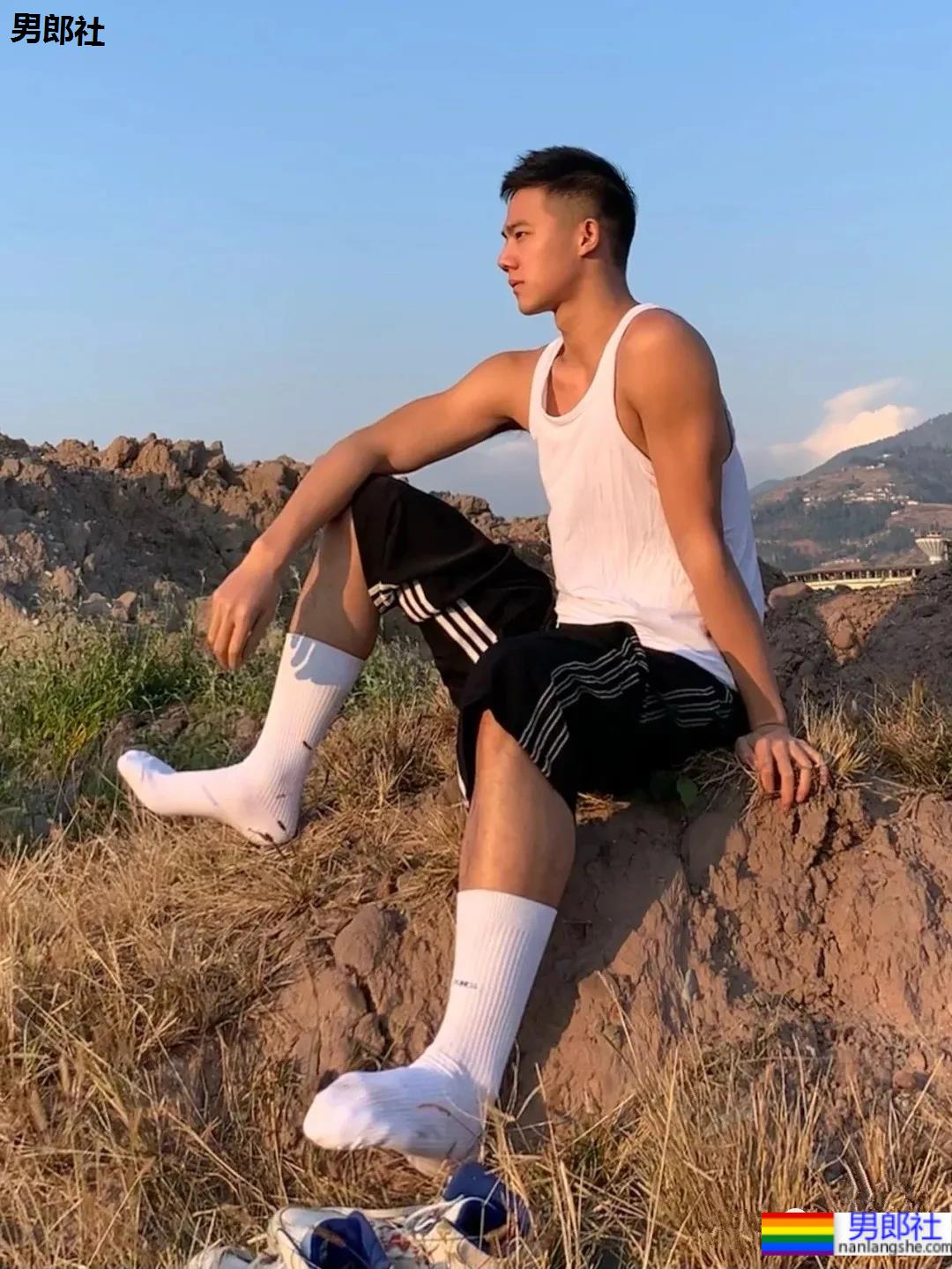 184CM寸头黑皮体育生，他身上有阳光的味道！ - 51虹马