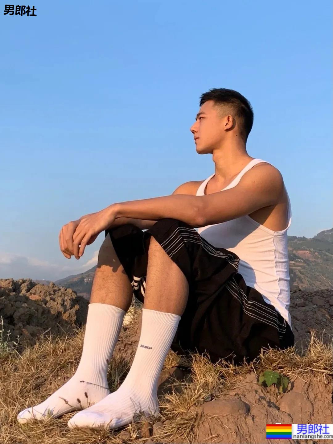 184CM寸头黑皮体育生，他身上有阳光的味道！ - 51虹马