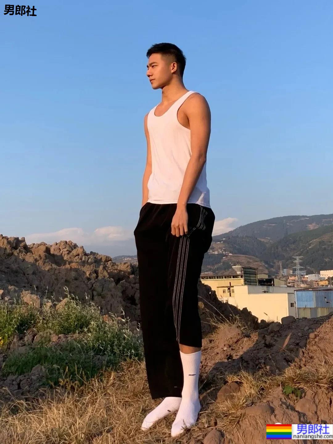 184CM寸头黑皮体育生，他身上有阳光的味道！ - 51虹马