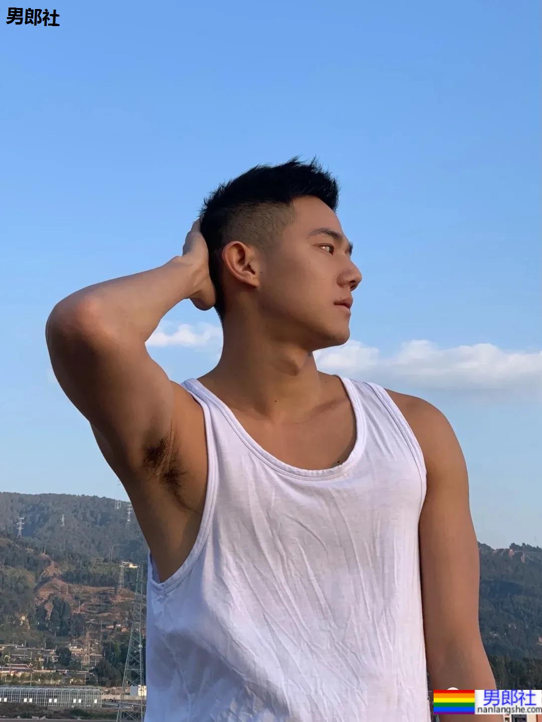 184CM寸头黑皮体育生，他身上有阳光的味道！ - 51虹马