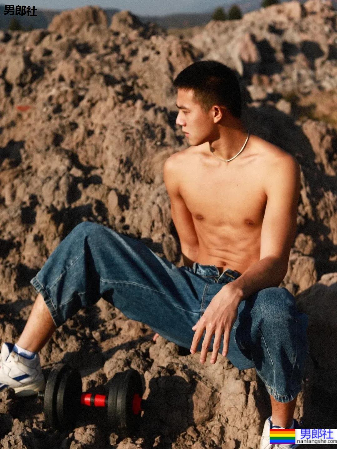 184CM寸头黑皮体育生，他身上有阳光的味道！ - 51虹马