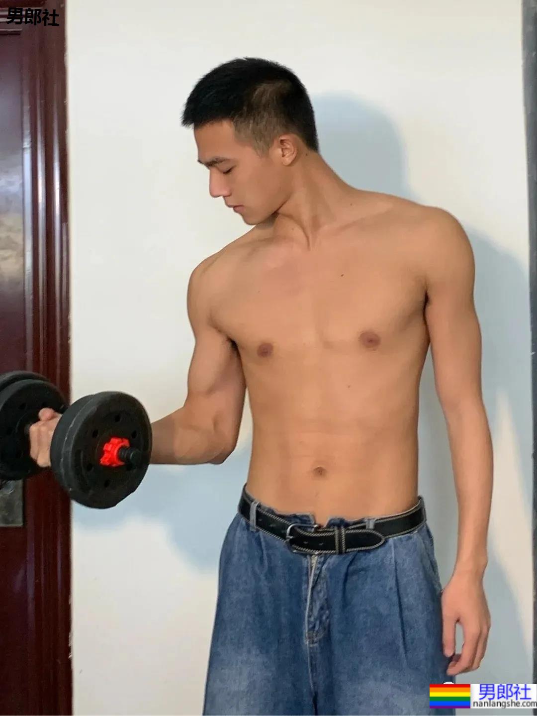 184CM寸头黑皮体育生，他身上有阳光的味道！ - 51虹马